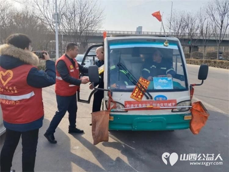 情系户外劳动者.元宵佳节送温暖---晋中市义工协会开展关爱户外作业人员志愿服务活动 - 第4张 - 山西公益人 情系户外劳动者.元宵佳节送温暖---晋中市义工协会开展关爱户外作业人员志愿服务活动 - 第4张