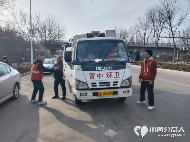 情系户外劳动者.元宵佳节送温暖---晋中市义工协会开展关爱户外作业人员志愿服务活动 - 第2张 - 山西公益人 情系户外劳动者.元宵佳节送温暖---晋中市义工协会开展关爱户外作业人员志愿服务活动 - 第2张