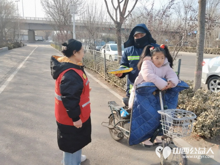 情系户外劳动者.元宵佳节送温暖---晋中市义工协会开展关爱户外作业人员志愿服务活动 - 第3张 - 山西公益人 情系户外劳动者.元宵佳节送温暖---晋中市义工协会开展关爱户外作业人员志愿服务活动 - 第3张
