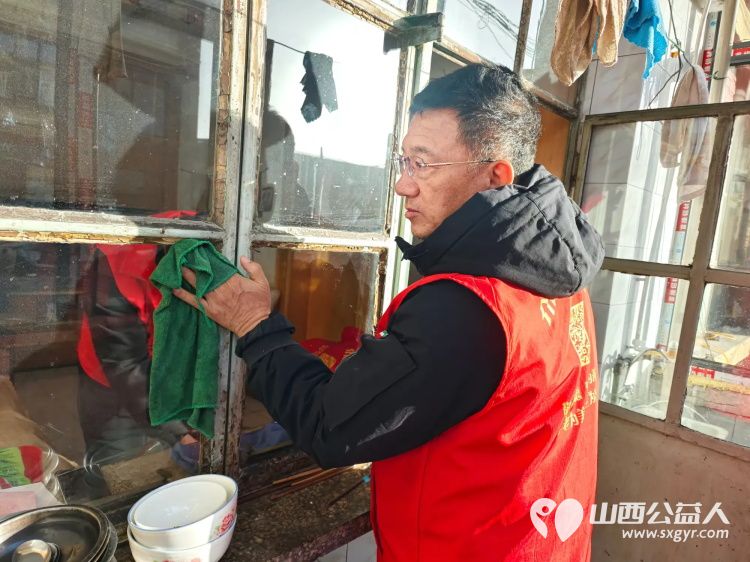 介休市敬老协会敬老爱老助老活动走进连福镇船窟村特困86岁老人胡康明的家中打扫卫生为老人包羊肉馅饺子 - 第5张 - 山西公益人 介休市敬老协会敬老爱老助老活动走进连福镇船窟村特困86岁老人胡康明的家中打扫卫生为老人包羊肉馅饺子 - 第5张