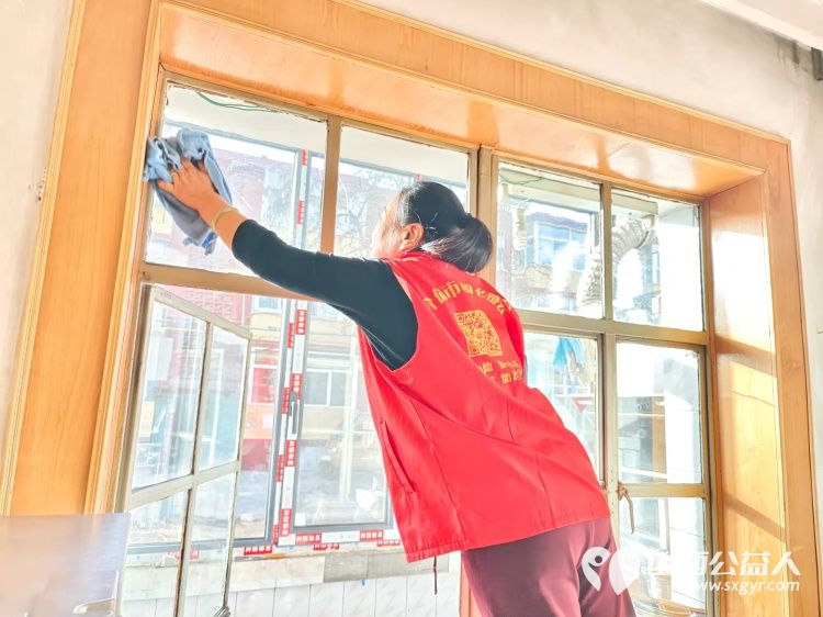 介休市敬老协会敬老爱老助老活动走进连福镇船窟村特困86岁老人胡康明的家中打扫卫生为老人包羊肉馅饺子 - 第6张 - 山西公益人 介休市敬老协会敬老爱老助老活动走进连福镇船窟村特困86岁老人胡康明的家中打扫卫生为老人包羊肉馅饺子 - 第6张