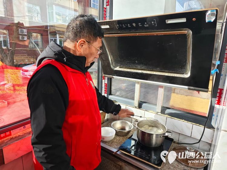 介休市敬老协会敬老爱老助老活动走进连福镇船窟村特困86岁老人胡康明的家中打扫卫生为老人包羊肉馅饺子 - 第9张 - 山西公益人 介休市敬老协会敬老爱老助老活动走进连福镇船窟村特困86岁老人胡康明的家中打扫卫生为老人包羊肉馅饺子 - 第9张