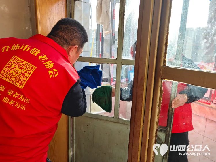 介休市敬老协会敬老爱老助老活动走进连福镇船窟村特困86岁老人胡康明的家中打扫卫生为老人包羊肉馅饺子 - 第4张 - 山西公益人 介休市敬老协会敬老爱老助老活动走进连福镇船窟村特困86岁老人胡康明的家中打扫卫生为老人包羊肉馅饺子 - 第4张