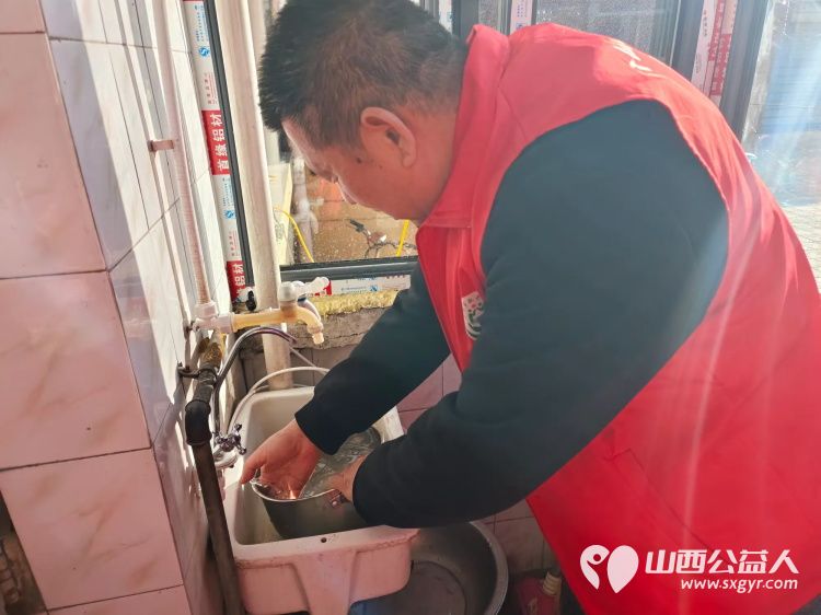 介休市敬老协会敬老爱老助老活动走进连福镇船窟村特困86岁老人胡康明的家中打扫卫生为老人包羊肉馅饺子 - 第18张 - 山西公益人 介休市敬老协会敬老爱老助老活动走进连福镇船窟村特困86岁老人胡康明的家中打扫卫生为老人包羊肉馅饺子 - 第18张