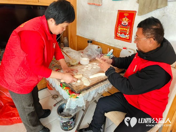 介休市敬老协会敬老爱老助老活动走进连福镇船窟村特困86岁老人胡康明的家中打扫卫生为老人包羊肉馅饺子 - 第7张 - 山西公益人 介休市敬老协会敬老爱老助老活动走进连福镇船窟村特困86岁老人胡康明的家中打扫卫生为老人包羊肉馅饺子 - 第7张