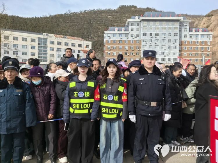 元宵佳节·共筑平安 石楼县青年志愿者协会红安义警在沁园春广场参加志愿活动维护元宵节现场秩序 - 第6张