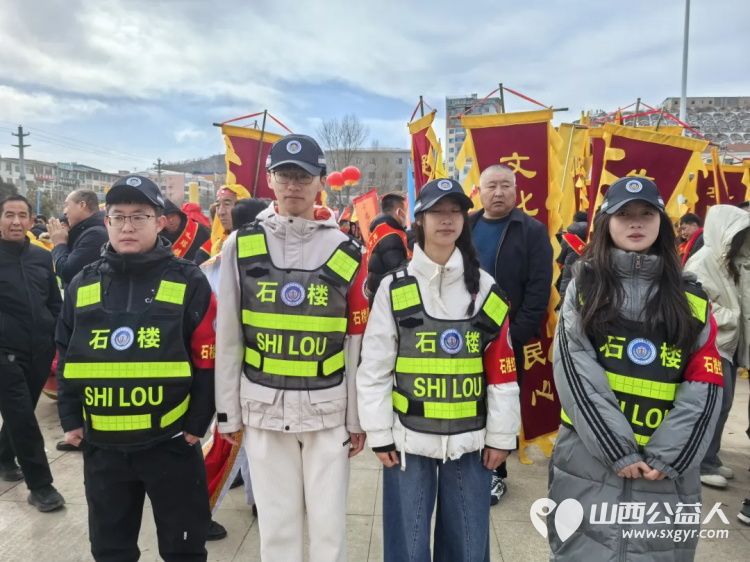 元宵佳节·共筑平安 石楼县青年志愿者协会红安义警在沁园春广场参加志愿活动维护元宵节现场秩序 - 第4张