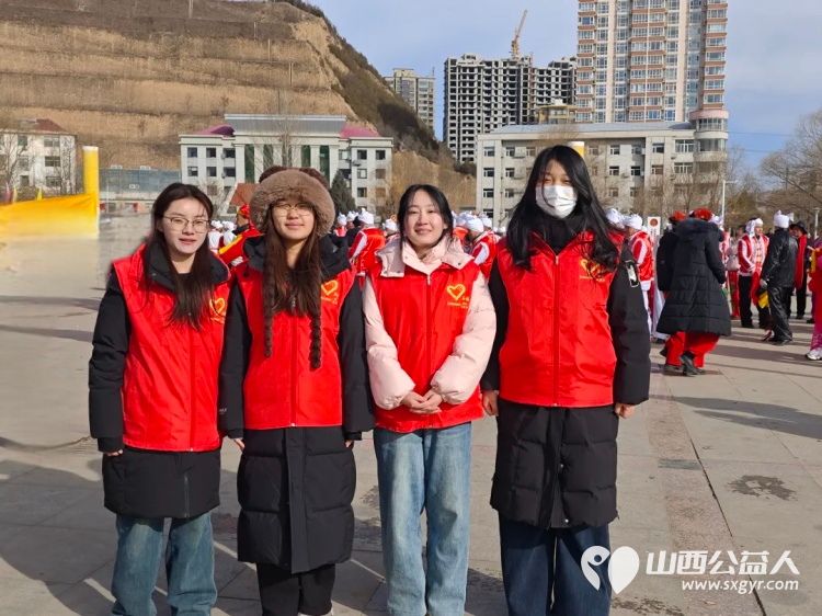 元宵佳节·共筑平安 石楼县青年志愿者协会红安义警在沁园春广场参加志愿活动维护元宵节现场秩序 - 第13张