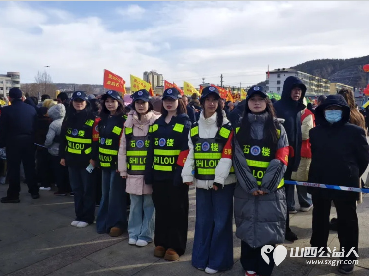 元宵佳节·共筑平安 石楼县青年志愿者协会红安义警在沁园春广场参加志愿活动维护元宵节现场秩序 - 第3张