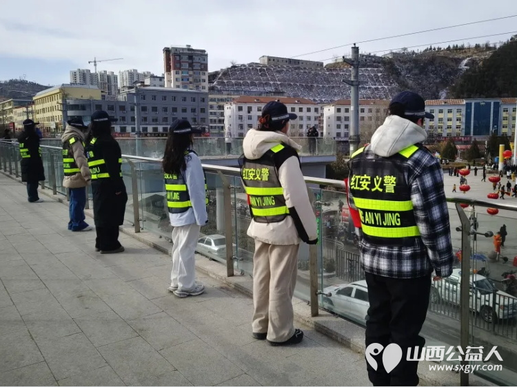 元宵佳节·共筑平安 石楼县青年志愿者协会红安义警在沁园春广场参加志愿活动维护元宵节现场秩序 - 第11张