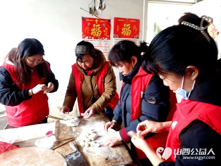 介休市敬老协会敬老爱老助老活动走进张兰镇仙台村入户特困老人黄兆其、李士旺、赵增凤家中为老人们包饺子、打扫室内外卫生 - 第18张 - 山西公益人 介休市敬老协会敬老爱老助老活动走进张兰镇仙台村入户特困老人黄兆其、李士旺、赵增凤家中为老人们包饺子、打扫室内外卫生 - 第18张