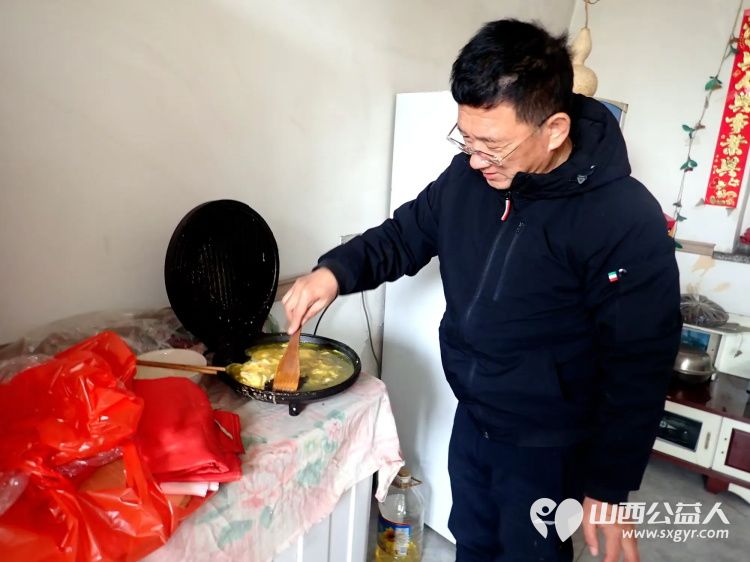 介休市敬老协会敬老爱老助老活动走进张兰镇仙台村入户特困老人黄兆其、李士旺、赵增凤家中为老人们包饺子、打扫室内外卫生 - 第16张 - 山西公益人 介休市敬老协会敬老爱老助老活动走进张兰镇仙台村入户特困老人黄兆其、李士旺、赵增凤家中为老人们包饺子、打扫室内外卫生 - 第16张