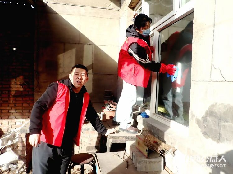 介休市敬老协会敬老爱老助老活动走进张兰镇仙台村入户特困老人黄兆其、李士旺、赵增凤家中为老人们包饺子、打扫室内外卫生 - 第4张 - 山西公益人 介休市敬老协会敬老爱老助老活动走进张兰镇仙台村入户特困老人黄兆其、李士旺、赵增凤家中为老人们包饺子、打扫室内外卫生 - 第4张