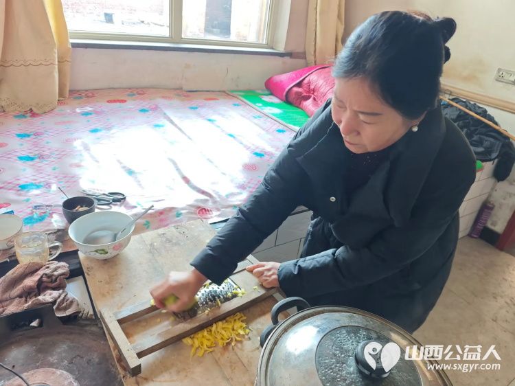 介休市敬老协会敬老爱老助老活动走进张兰镇仙台村入户特困老人黄兆其、李士旺、赵增凤家中为老人们包饺子、打扫室内外卫生 - 第20张 - 山西公益人 介休市敬老协会敬老爱老助老活动走进张兰镇仙台村入户特困老人黄兆其、李士旺、赵增凤家中为老人们包饺子、打扫室内外卫生 - 第20张