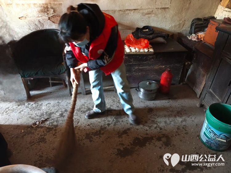 介休市敬老协会敬老爱老助老活动走进张兰镇仙台村入户特困老人黄兆其、李士旺、赵增凤家中为老人们包饺子、打扫室内外卫生 - 第29张 - 山西公益人 介休市敬老协会敬老爱老助老活动走进张兰镇仙台村入户特困老人黄兆其、李士旺、赵增凤家中为老人们包饺子、打扫室内外卫生 - 第29张