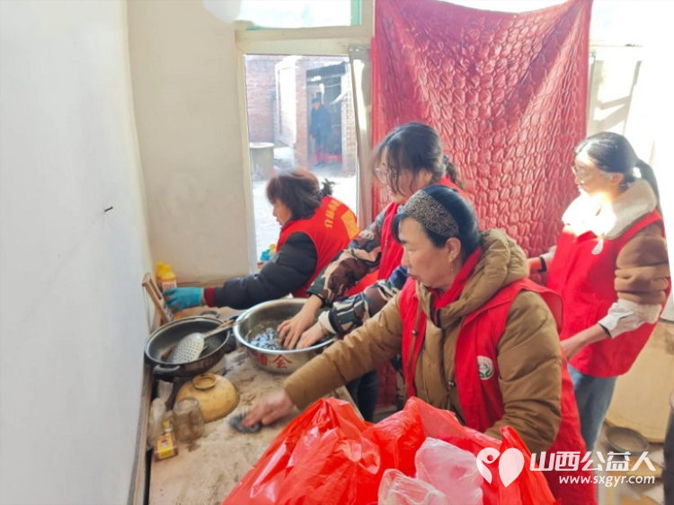 介休市敬老协会敬老爱老助老活动走进张兰镇仙台村入户特困老人黄兆其、李士旺、赵增凤家中为老人们包饺子、打扫室内外卫生 - 第15张 - 山西公益人 介休市敬老协会敬老爱老助老活动走进张兰镇仙台村入户特困老人黄兆其、李士旺、赵增凤家中为老人们包饺子、打扫室内外卫生 - 第15张