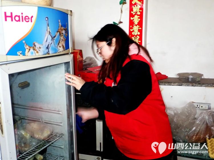 介休市敬老协会敬老爱老助老活动走进张兰镇仙台村入户特困老人黄兆其、李士旺、赵增凤家中为老人们包饺子、打扫室内外卫生 - 第5张 - 山西公益人 介休市敬老协会敬老爱老助老活动走进张兰镇仙台村入户特困老人黄兆其、李士旺、赵增凤家中为老人们包饺子、打扫室内外卫生 - 第5张