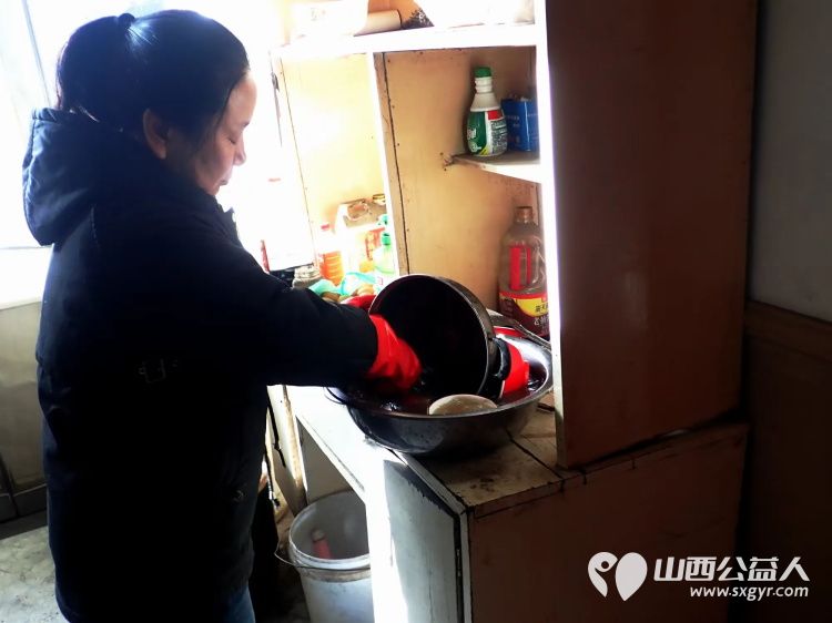 介休市敬老协会敬老爱老助老活动走进张兰镇仙台村入户特困老人黄兆其、李士旺、赵增凤家中为老人们包饺子、打扫室内外卫生 - 第8张 - 山西公益人 介休市敬老协会敬老爱老助老活动走进张兰镇仙台村入户特困老人黄兆其、李士旺、赵增凤家中为老人们包饺子、打扫室内外卫生 - 第8张