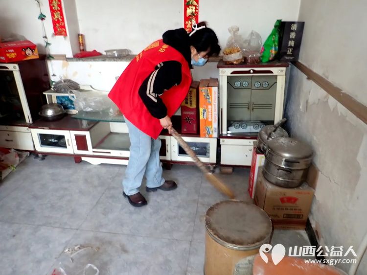 介休市敬老协会敬老爱老助老活动走进张兰镇仙台村入户特困老人黄兆其、李士旺、赵增凤家中为老人们包饺子、打扫室内外卫生 - 第21张 - 山西公益人 介休市敬老协会敬老爱老助老活动走进张兰镇仙台村入户特困老人黄兆其、李士旺、赵增凤家中为老人们包饺子、打扫室内外卫生 - 第21张