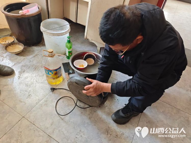 介休市敬老协会敬老爱老助老活动走进张兰镇仙台村入户特困老人黄兆其、李士旺、赵增凤家中为老人们包饺子、打扫室内外卫生 - 第10张 - 山西公益人 介休市敬老协会敬老爱老助老活动走进张兰镇仙台村入户特困老人黄兆其、李士旺、赵增凤家中为老人们包饺子、打扫室内外卫生 - 第10张