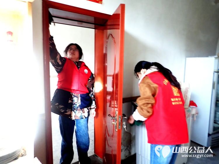 介休市敬老协会敬老爱老助老活动走进张兰镇仙台村入户特困老人黄兆其、李士旺、赵增凤家中为老人们包饺子、打扫室内外卫生 - 第7张 - 山西公益人 介休市敬老协会敬老爱老助老活动走进张兰镇仙台村入户特困老人黄兆其、李士旺、赵增凤家中为老人们包饺子、打扫室内外卫生 - 第7张