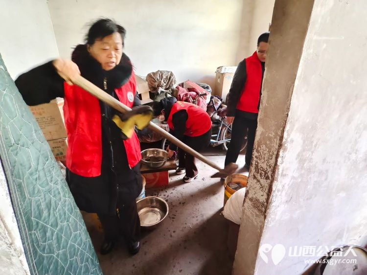 介休市敬老协会志愿者走进连福镇邬城店村入户83岁特困老人原培玉家中为老人包饺子、打扫室内外卫生 - 第16张 - 山西公益人 介休市敬老协会志愿者走进连福镇邬城店村入户83岁特困老人原培玉家中为老人包饺子、打扫室内外卫生 - 第16张