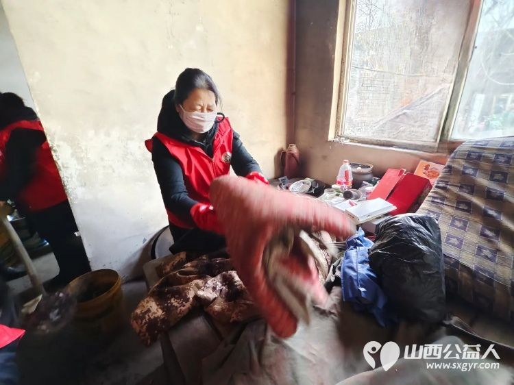 介休市敬老协会志愿者走进连福镇邬城店村入户83岁特困老人原培玉家中为老人包饺子、打扫室内外卫生 - 第13张 - 山西公益人 介休市敬老协会志愿者走进连福镇邬城店村入户83岁特困老人原培玉家中为老人包饺子、打扫室内外卫生 - 第13张