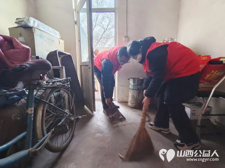 介休市敬老协会志愿者走进连福镇邬城店村入户83岁特困老人原培玉家中为老人包饺子、打扫室内外卫生 - 第14张 - 山西公益人 介休市敬老协会志愿者走进连福镇邬城店村入户83岁特困老人原培玉家中为老人包饺子、打扫室内外卫生 - 第14张