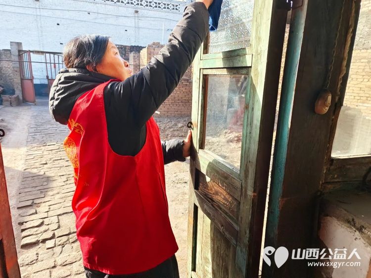 介休市敬老协会志愿者走进连福镇邬城店村入户82岁特困老人王学雄家中为老人清理室内外卫生 - 第4张 - 山西公益人 介休市敬老协会志愿者走进连福镇邬城店村入户82岁特困老人王学雄家中为老人清理室内外卫生 - 第4张