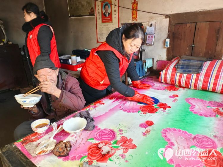 介休市敬老协会志愿者走进连福镇邬城店村入户82岁特困老人王学雄家中为老人清理室内外卫生 - 第6张 - 山西公益人 介休市敬老协会志愿者走进连福镇邬城店村入户82岁特困老人王学雄家中为老人清理室内外卫生 - 第6张