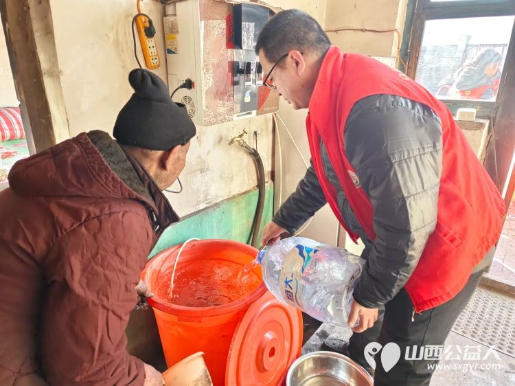 介休市敬老协会志愿者走进连福镇邬城店村入户82岁特困老人王学雄家中为老人清理室内外卫生 - 第12张 - 山西公益人 介休市敬老协会志愿者走进连福镇邬城店村入户82岁特困老人王学雄家中为老人清理室内外卫生 - 第12张