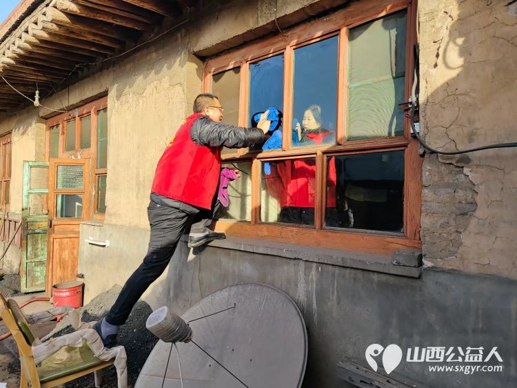 介休市敬老协会志愿者走进连福镇邬城店村入户82岁特困老人王学雄家中为老人清理室内外卫生 - 第5张 - 山西公益人 介休市敬老协会志愿者走进连福镇邬城店村入户82岁特困老人王学雄家中为老人清理室内外卫生 - 第5张