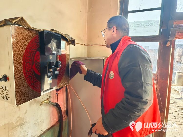 介休市敬老协会志愿者走进连福镇邬城店村入户82岁特困老人王学雄家中为老人清理室内外卫生 - 第10张 - 山西公益人 介休市敬老协会志愿者走进连福镇邬城店村入户82岁特困老人王学雄家中为老人清理室内外卫生 - 第10张