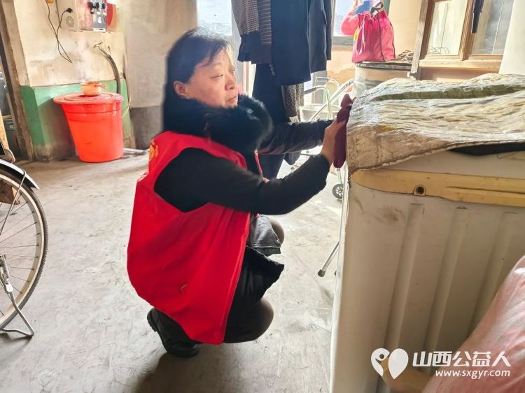 介休市敬老协会志愿者走进连福镇邬城店村入户82岁特困老人王学雄家中为老人清理室内外卫生 - 第9张 - 山西公益人 介休市敬老协会志愿者走进连福镇邬城店村入户82岁特困老人王学雄家中为老人清理室内外卫生 - 第9张