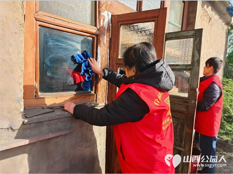 介休市敬老协会志愿者走进连福镇邬城店村入户82岁特困老人王学雄家中为老人清理室内外卫生 - 第3张 - 山西公益人 介休市敬老协会志愿者走进连福镇邬城店村入户82岁特困老人王学雄家中为老人清理室内外卫生 - 第3张