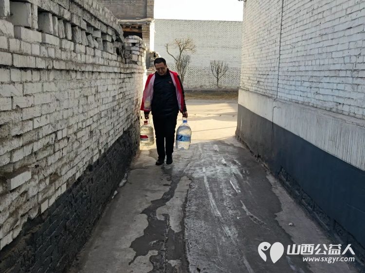 介休市敬老协会志愿者走进连福镇邬城店村入户82岁特困老人王学雄家中为老人清理室内外卫生 - 第11张 - 山西公益人 介休市敬老协会志愿者走进连福镇邬城店村入户82岁特困老人王学雄家中为老人清理室内外卫生 - 第11张