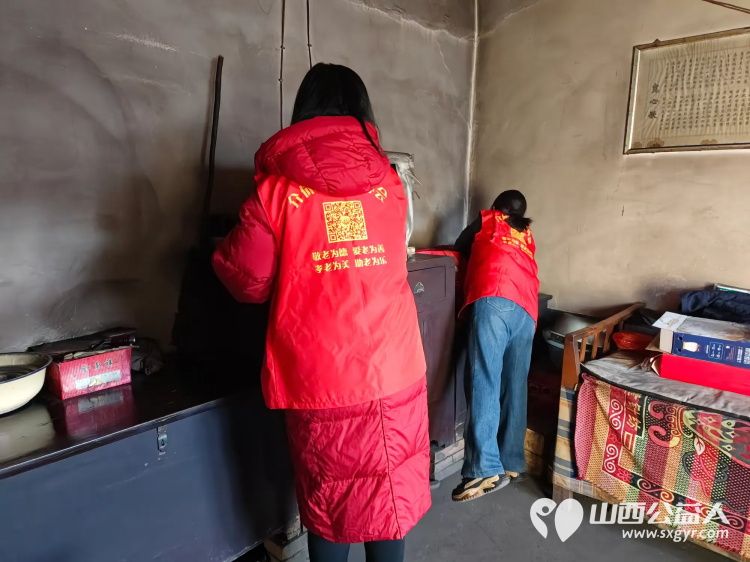 介休市敬老协会志愿者走进连福镇邬城店村入户82岁特困老人王学雄家中为老人清理室内外卫生 - 第8张 - 山西公益人 介休市敬老协会志愿者走进连福镇邬城店村入户82岁特困老人王学雄家中为老人清理室内外卫生 - 第8张