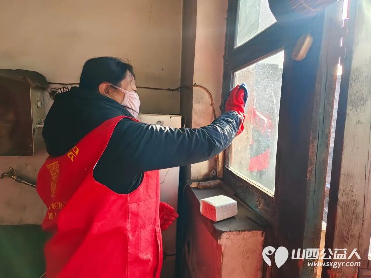 介休市敬老协会志愿者走进连福镇邬城店村入户82岁特困老人王学雄家中为老人清理室内外卫生 - 第2张 - 山西公益人 介休市敬老协会志愿者走进连福镇邬城店村入户82岁特困老人王学雄家中为老人清理室内外卫生 - 第2张