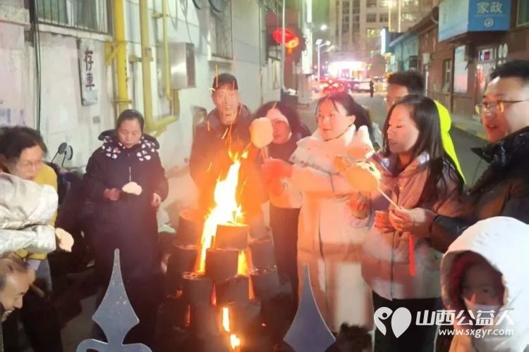 长治市正能量公益协会副会长郭海龙同志牵头在长治市潞州区安顺华庭小区成功举办了一场别开生面的元宵节庆祝活动 - 第16张 - 山西公益人 长治市正能量公益协会副会长郭海龙同志牵头在长治市潞州区安顺华庭小区成功举办了一场别开生面的元宵节庆祝活动 - 第16张