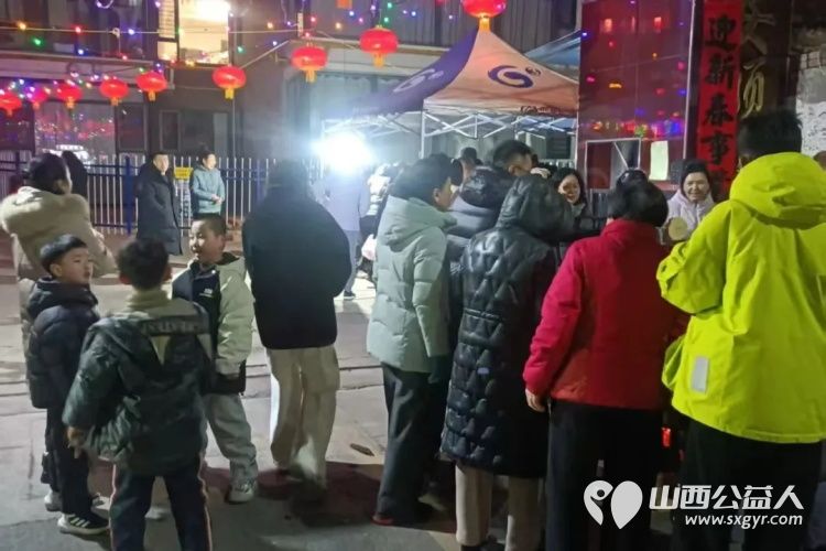 长治市正能量公益协会副会长郭海龙同志牵头在长治市潞州区安顺华庭小区成功举办了一场别开生面的元宵节庆祝活动 - 第18张 - 山西公益人 长治市正能量公益协会副会长郭海龙同志牵头在长治市潞州区安顺华庭小区成功举办了一场别开生面的元宵节庆祝活动 - 第18张