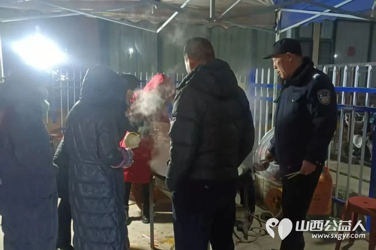 长治市正能量公益协会副会长郭海龙同志牵头在长治市潞州区安顺华庭小区成功举办了一场别开生面的元宵节庆祝活动 - 第6张 - 山西公益人 长治市正能量公益协会副会长郭海龙同志牵头在长治市潞州区安顺华庭小区成功举办了一场别开生面的元宵节庆祝活动 - 第6张
