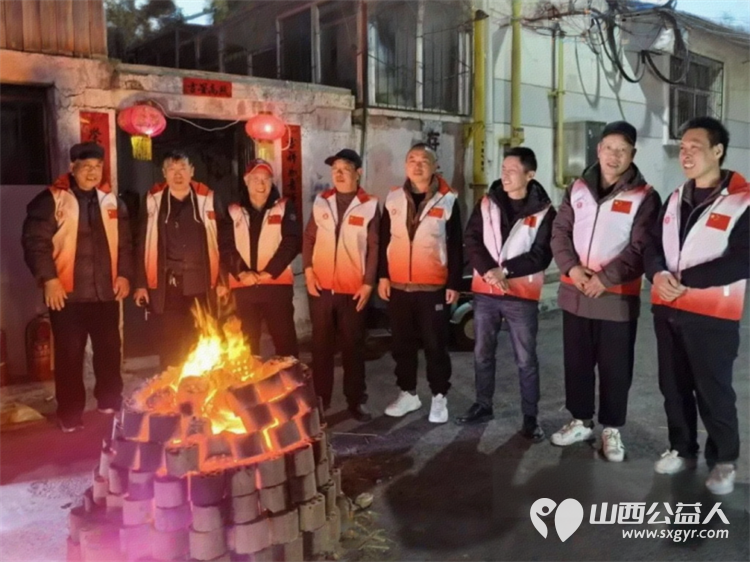 长治市正能量公益协会副会长郭海龙同志牵头在长治市潞州区安顺华庭小区成功举办了一场别开生面的元宵节庆祝活动 - 第1张 - 山西公益人 长治市正能量公益协会副会长郭海龙同志牵头在长治市潞州区安顺华庭小区成功举办了一场别开生面的元宵节庆祝活动 - 第1张