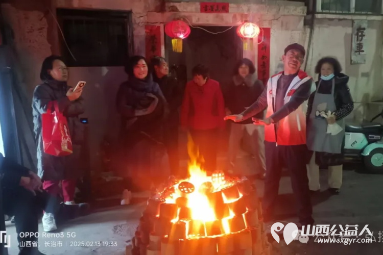 长治市正能量公益协会副会长郭海龙同志牵头在长治市潞州区安顺华庭小区成功举办了一场别开生面的元宵节庆祝活动 - 第11张 - 山西公益人 长治市正能量公益协会副会长郭海龙同志牵头在长治市潞州区安顺华庭小区成功举办了一场别开生面的元宵节庆祝活动 - 第11张