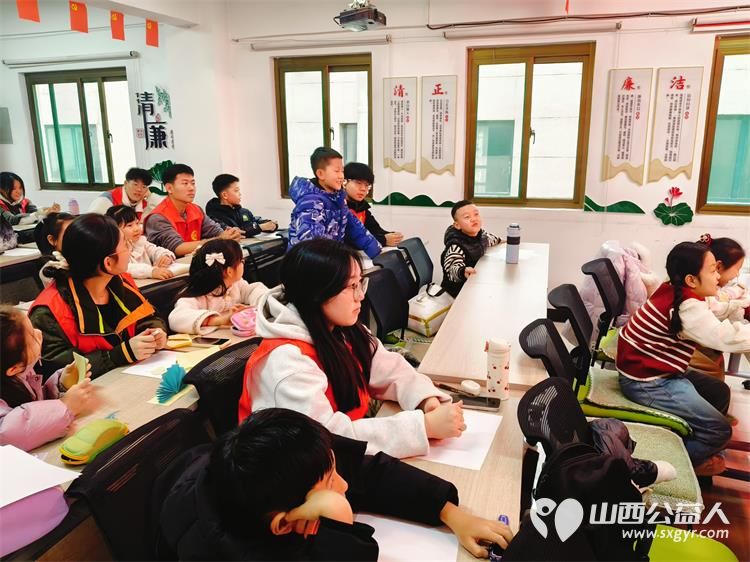 点亮科学梦温暖社区行 临汾市护苗爱心志愿服务队组织志愿者们走进社区开展了多场科学小实验活动为孩子们带来对科学的乐趣和探索的精神 - 第6张