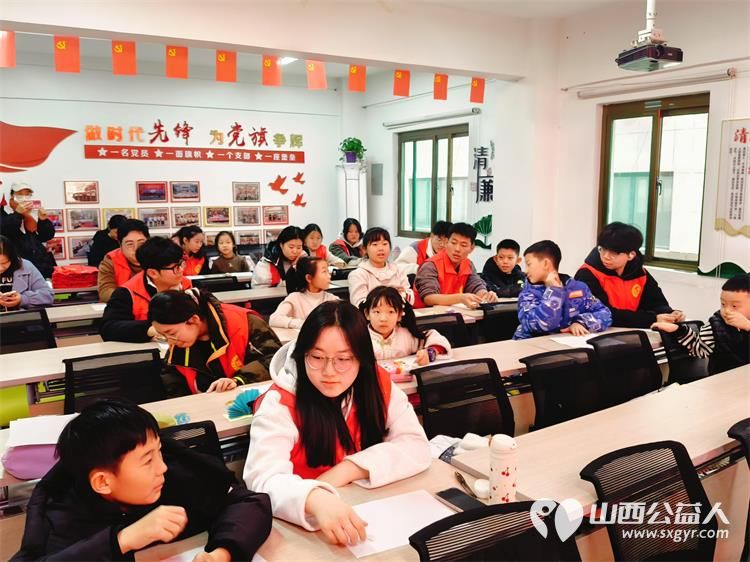 点亮科学梦温暖社区行 临汾市护苗爱心志愿服务队组织志愿者们走进社区开展了多场科学小实验活动为孩子们带来对科学的乐趣和探索的精神 - 第5张