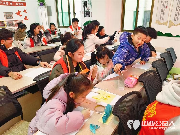 点亮科学梦温暖社区行 临汾市护苗爱心志愿服务队组织志愿者们走进社区开展了多场科学小实验活动为孩子们带来对科学的乐趣和探索的精神 - 第10张