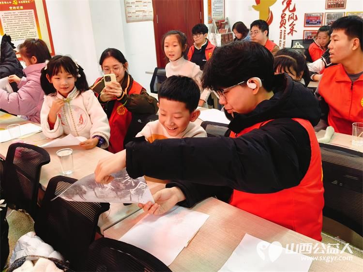 点亮科学梦温暖社区行 临汾市护苗爱心志愿服务队组织志愿者们走进社区开展了多场科学小实验活动为孩子们带来对科学的乐趣和探索的精神 - 第11张