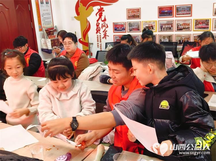 点亮科学梦温暖社区行 临汾市护苗爱心志愿服务队组织志愿者们走进社区开展了多场科学小实验活动为孩子们带来对科学的乐趣和探索的精神 - 第9张