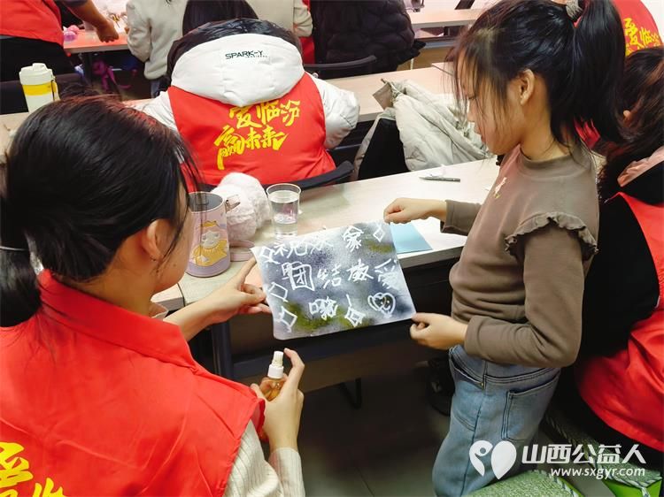 点亮科学梦温暖社区行 临汾市护苗爱心志愿服务队组织志愿者们走进社区开展了多场科学小实验活动为孩子们带来对科学的乐趣和探索的精神 - 第12张