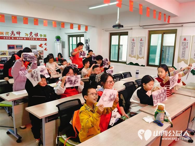 点亮科学梦温暖社区行 临汾市护苗爱心志愿服务队组织志愿者们走进社区开展了多场科学小实验活动为孩子们带来对科学的乐趣和探索的精神 - 第8张